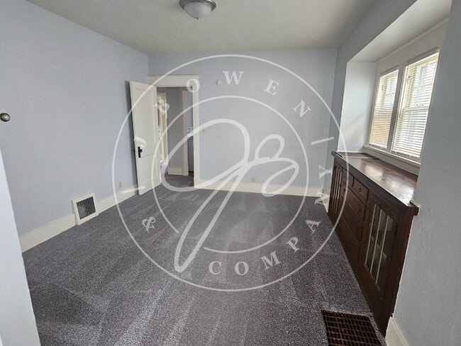Building Photo - Charming 2 Bed, 1 Bath lower duplex in Tol...
