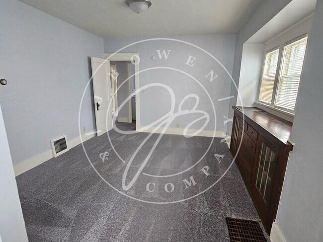 Building Photo - Charming 2 Bed, 1 Bath lower duplex in Toledo, OH - Don't Miss Out!