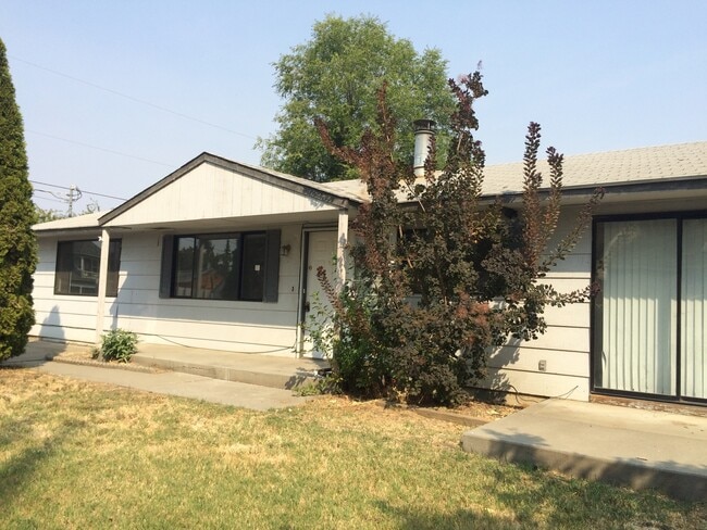 Building Photo - 4 Bedroom Home Under Radio Hill