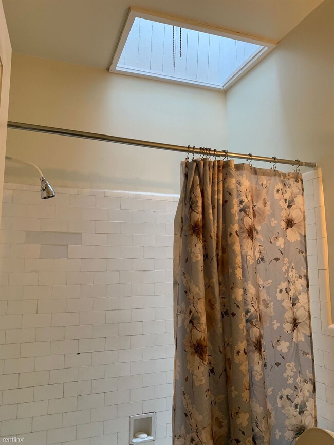 Building Photo - 3 br, 2 bath  - 830 Pine St Apt 5AB