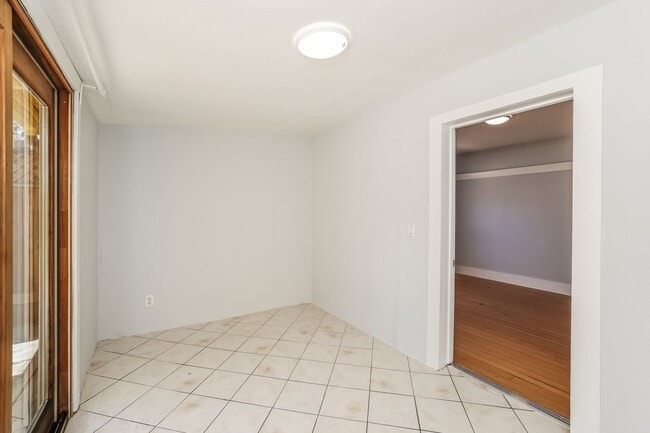 Building Photo - Beautiful 1918 Oakland Home!!