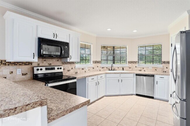 Building Photo - "Charming 3-Bed Sanctuary with 2 Full Bath...