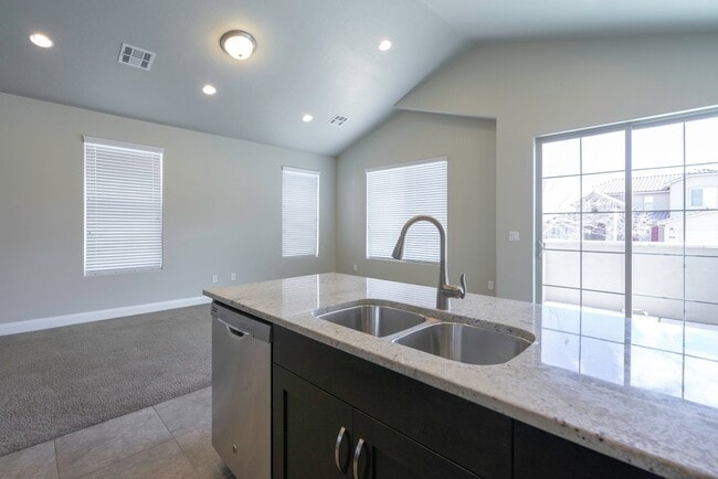 Building Photo - 3 Bedroom Townhome in Hidden Valley with C...