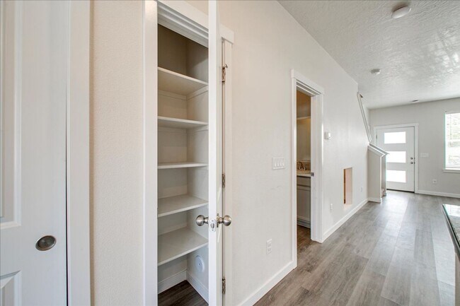 Building Photo - Townhome 2 bed / 2.5 bath in Boise!