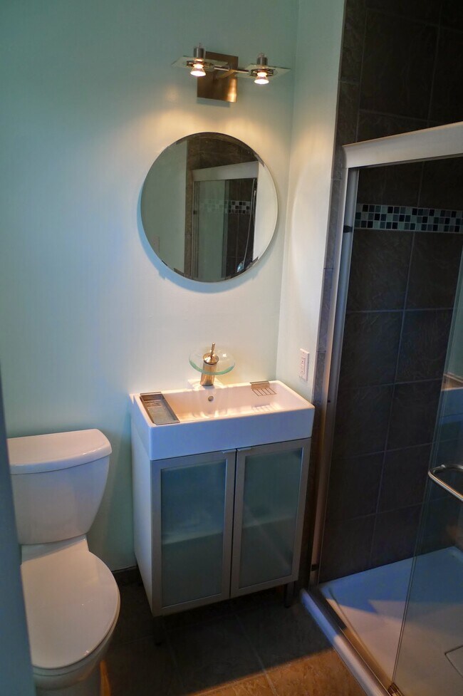 Empty Master Bath - 555 Coventry Lane