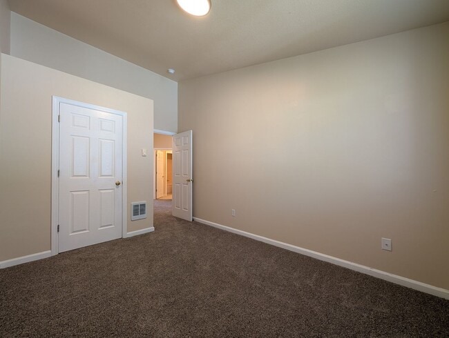Building Photo - 3 bdrm/2 bthrm Duplex with Single Car Gara...