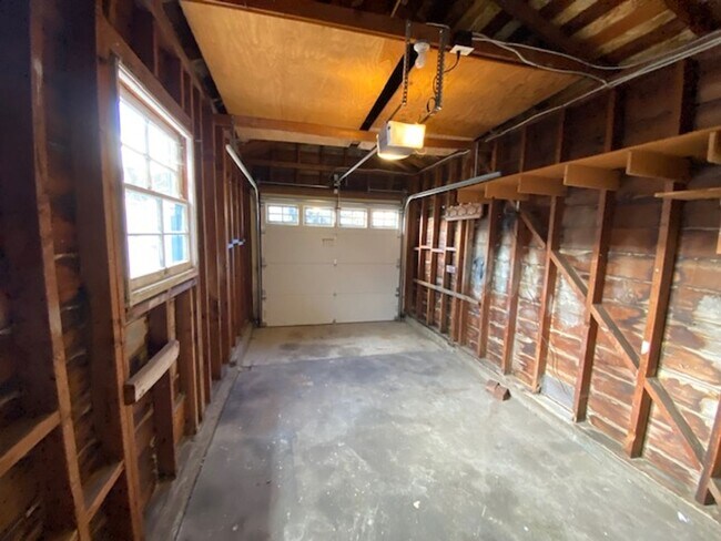 Building Photo - 916 Lighthouse Ave