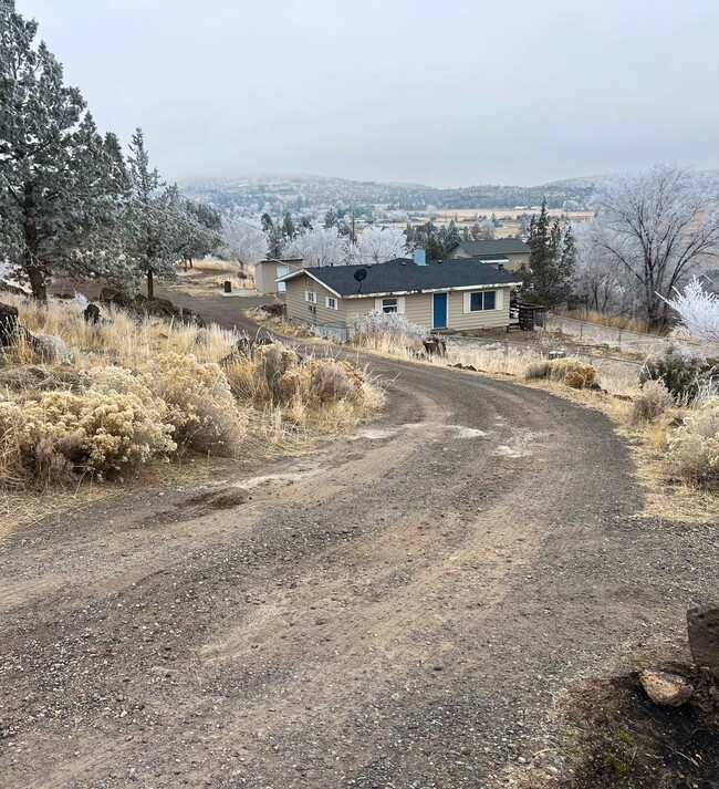 Building Photo - Cozy 3-Bedroom Home with Canyon Views and ...