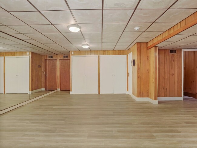 Building Photo - 8 Bayberry Ridge Rd