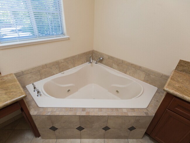 Building Photo - 1348 Fountain Springs Cir