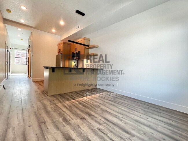 Building Photo - 400 N Garfield Ave