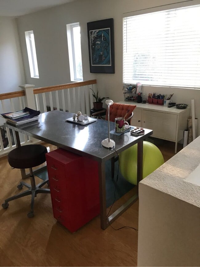 Building Photo - Fantastic 2 Bedroom 2.5 Bath Available September 1st