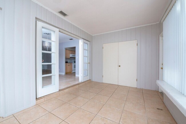 Building Photo - Cute 3/2 House with 2-Car Garage near Lake Underhill/Downtown Orlando