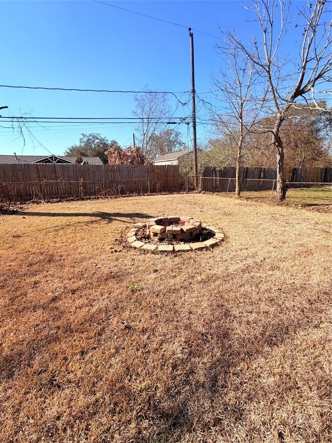 Building Photo - 207 Inwood Ln