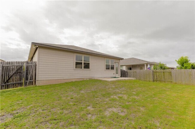 Building Photo - Lovely and Cozy 3/BR and 2/BA Home in Roun...