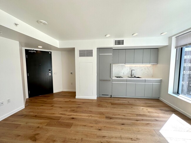 Building Photo - Cool Studio Condo in Iconic Nexus Building...