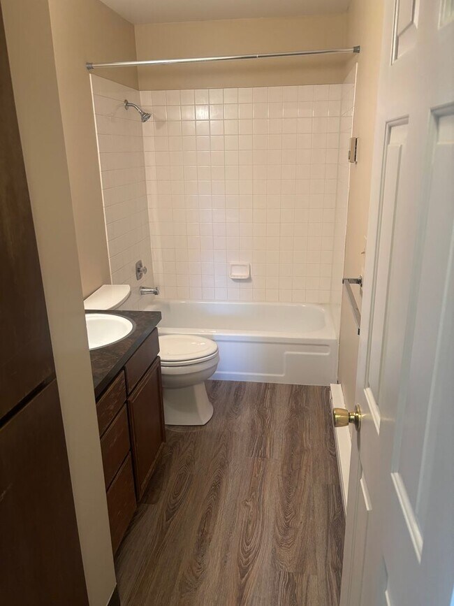 Building Photo - 1057