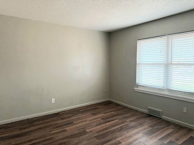 Building Photo - Adorable, Unique, and Roomy 3/2 Close to Tech! Move in Special Half off First Month!