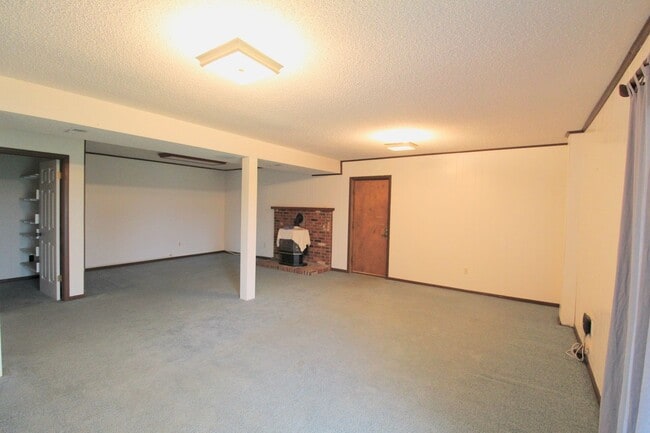 Building Photo - For Rent: Spacious Ranch-Style Home with S...