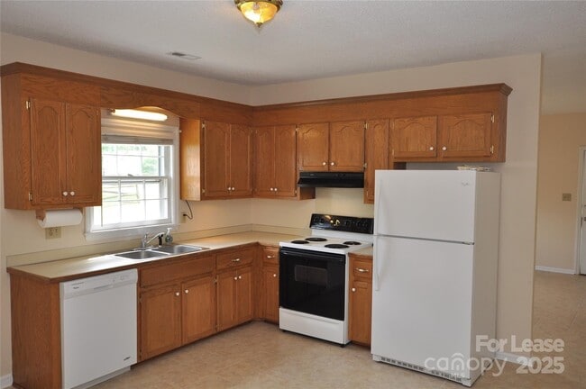 Building Photo - 2204 Acme Rd