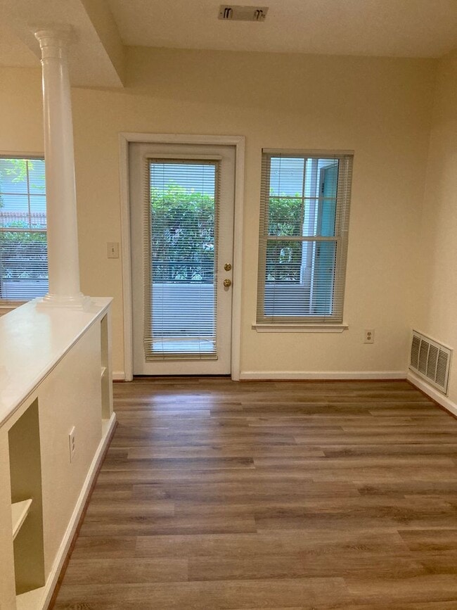 Building Photo - Beautiful 2 Bed 2 Bath Condo In Popular Oak Park Community - Water Included!