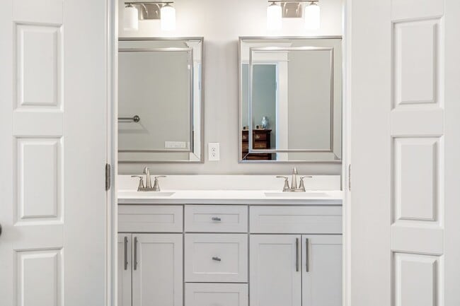 Building Photo - Gorgeous, luxury townhome in convenient We...