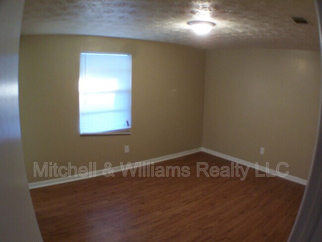Building Photo - 2134 Danson St