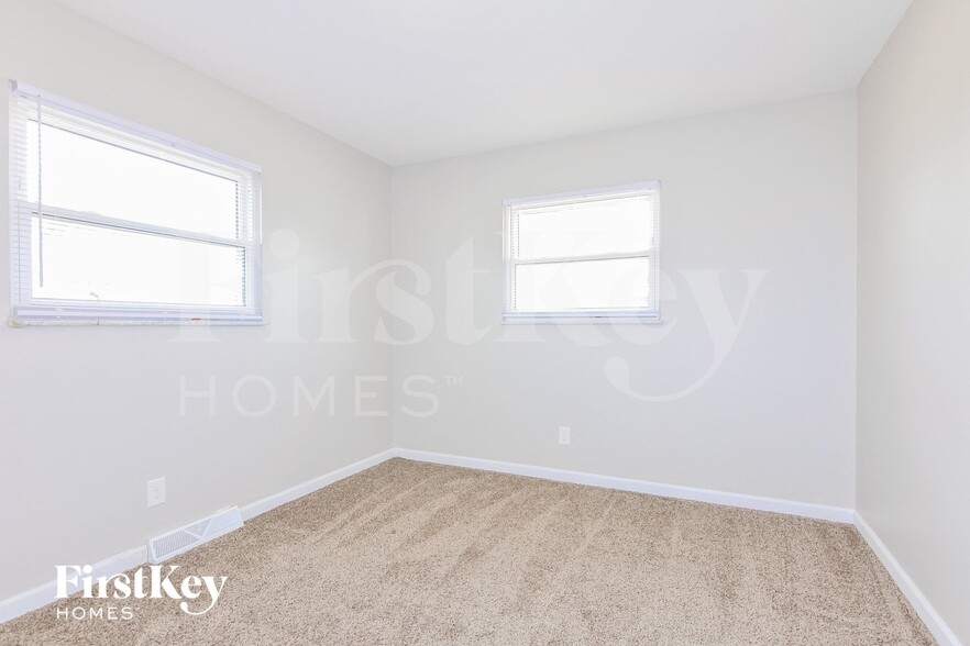 Building Photo - 8 Oak Dr