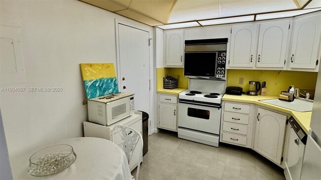 Building Photo - 1865 S Ocean Dr