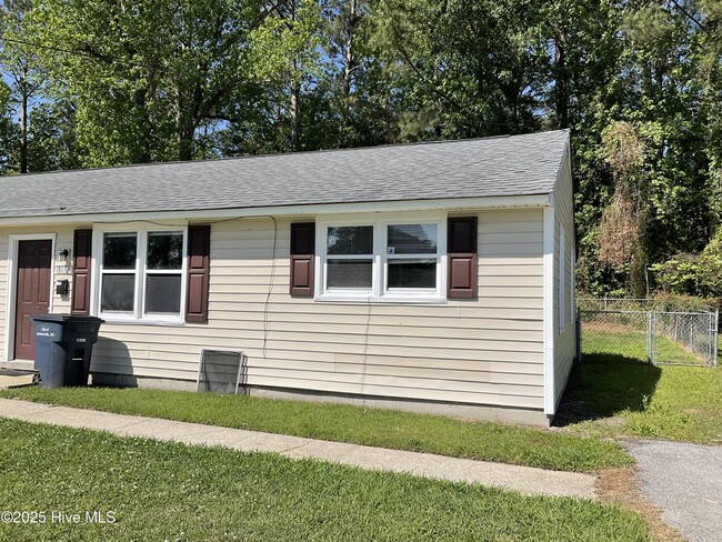 Primary Photo - 1211 Davis St