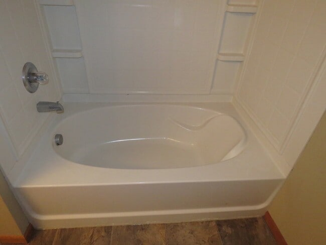 Building Photo - 3bd 2ba 2car garage town home $2295/mo+ utilities