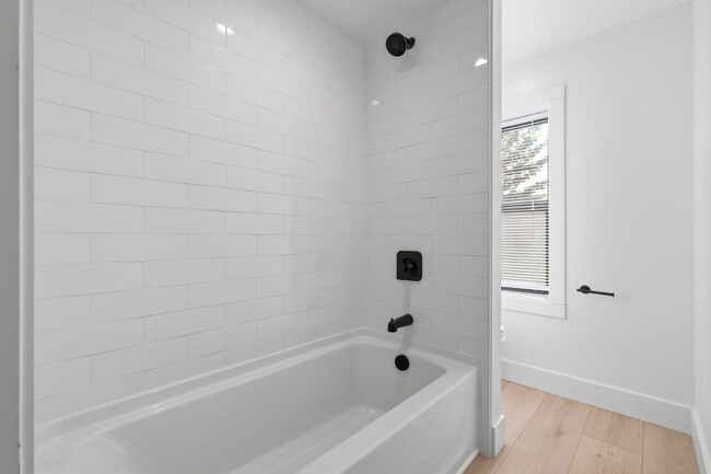 Building Photo - Brand New 3 bed, 2 bath Remodel located in the South Side Flats