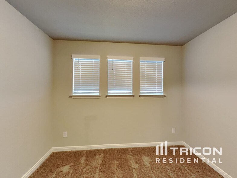 Building Photo - 13630 Paxton Blvd