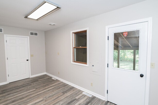 Building Photo - 3 bed 2 bath Home in Lakes of the Four Sea...