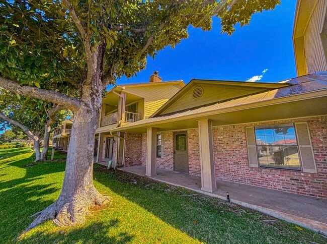 Building Photo - 412 Short Circuit