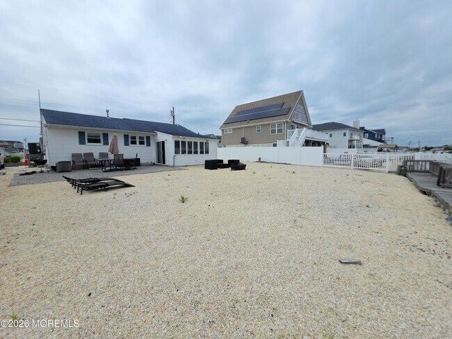 Building Photo - 129 E Raritan Dr