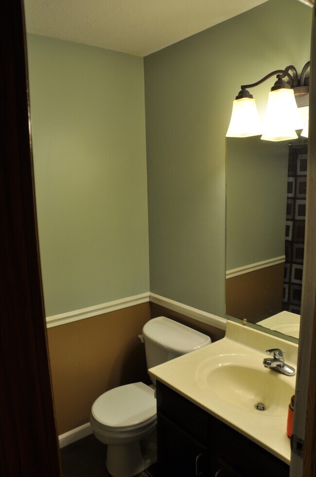 Building Photo - 604B Sunflower St