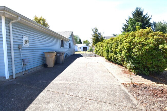 Building Photo - Spacious Home.
