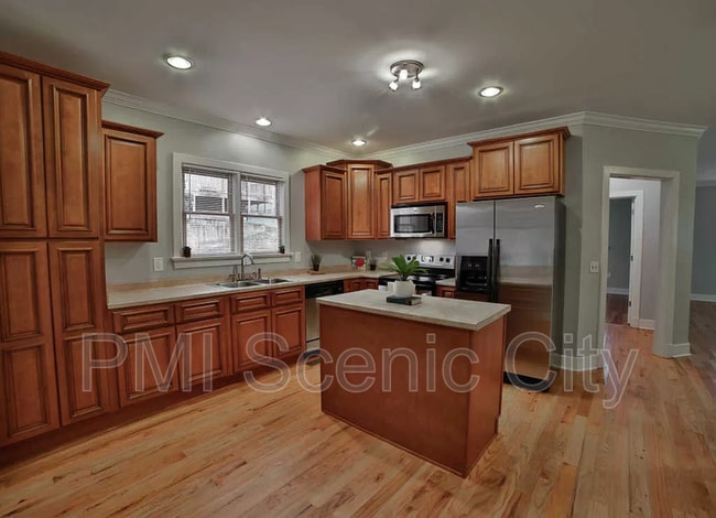 Building Photo - 513 Lytle St