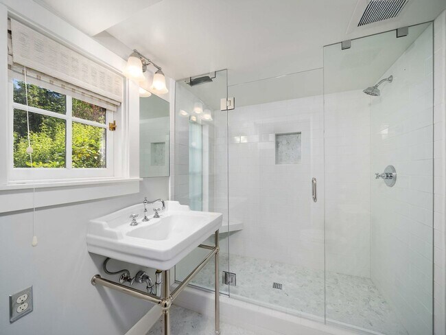 Building Photo - Gorgeous Victorian Home Ready to Rent! Hug...