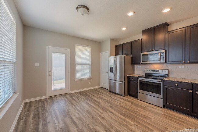 Building Photo - 3592 Vuitton