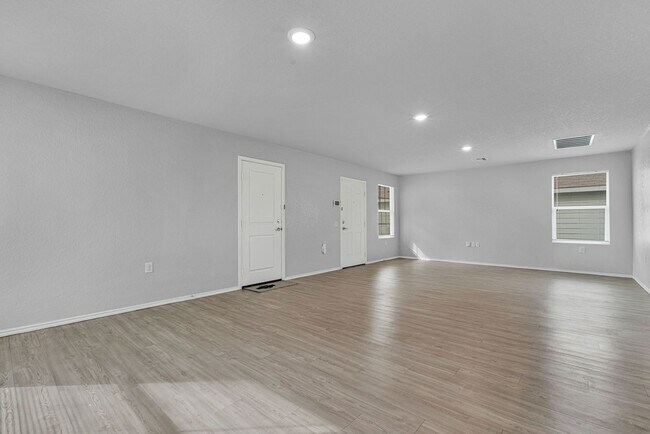 Building Photo - Charming 3 Bed 2 Bath Home in Mission Del Lago