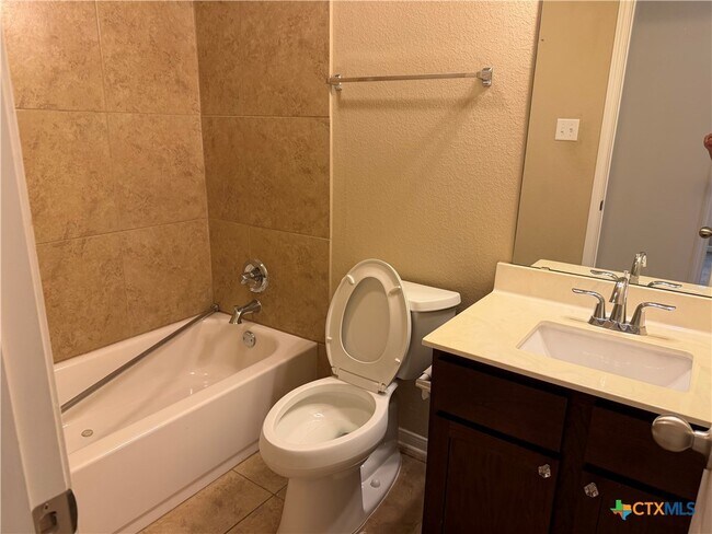 Building Photo - 8016 Bridgepointe Dr