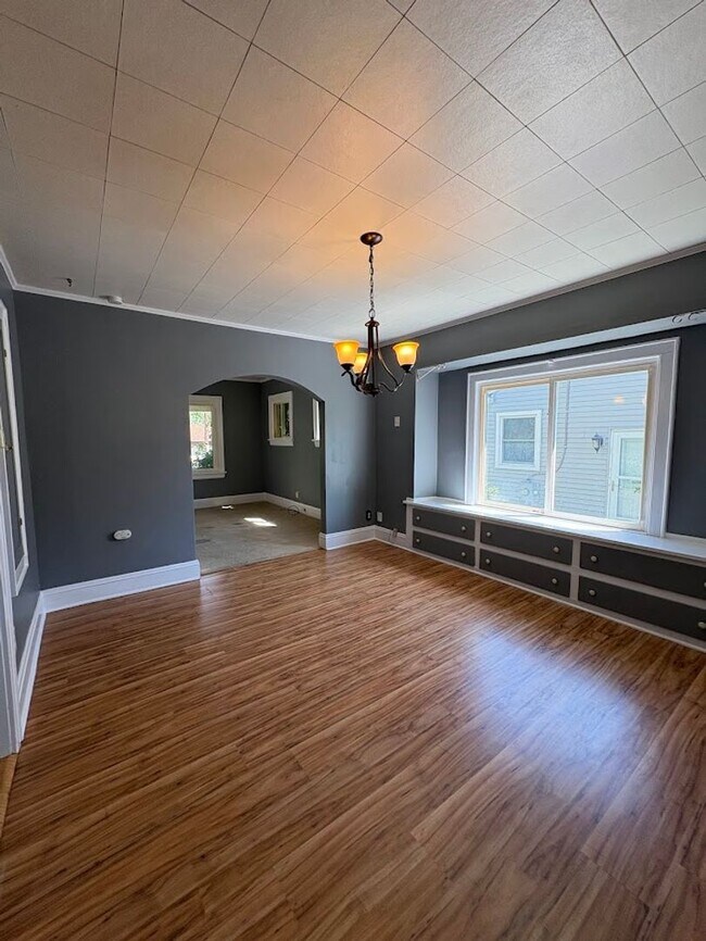 Building Photo - Three bedroom one bathroom home for rent