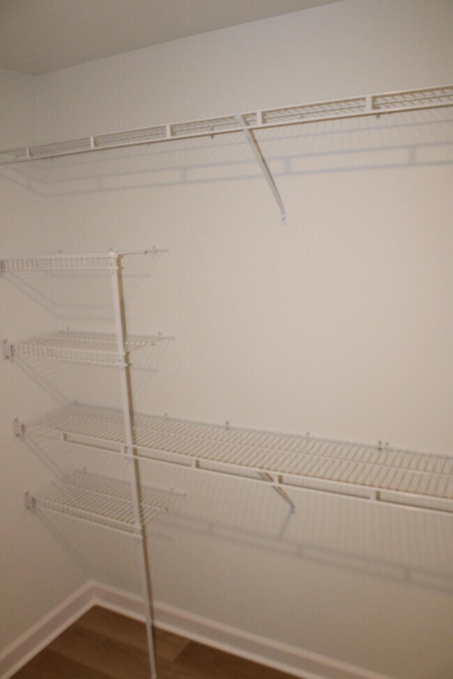Building Photo - 921 Holbrook Dr