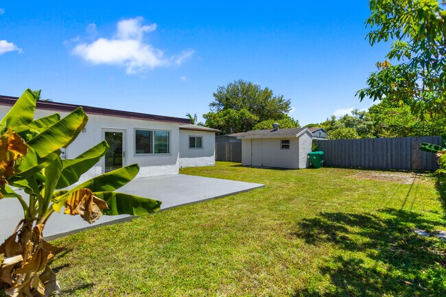 Building Photo - 2748 SW 46th Ct