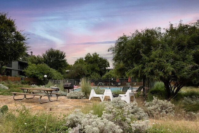 Building Photo - 1304 Mariposa Dr