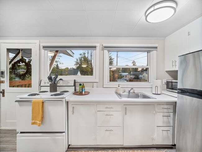 Building Photo - Boho Chic Loft (Furnished)