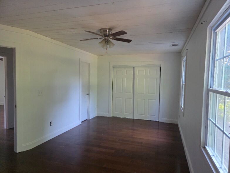 Building Photo - 547 Toonigh Rd