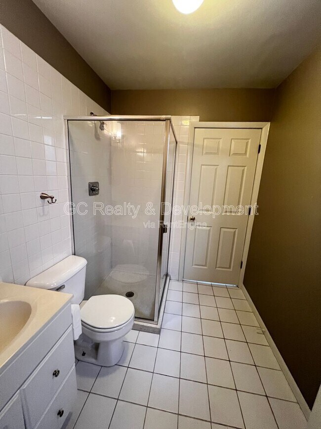 Building Photo - 819 N May St